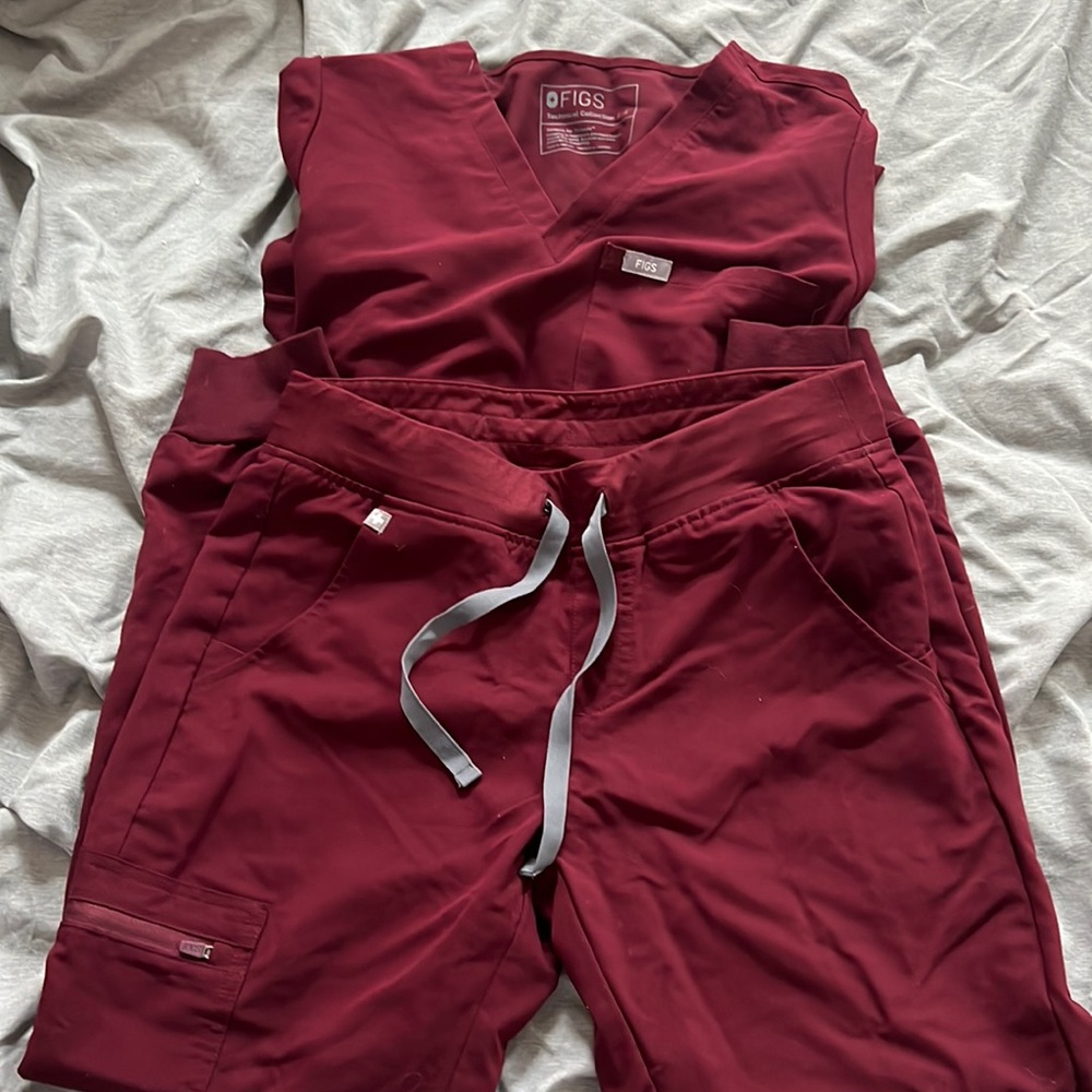 Figs wine colored scrub set